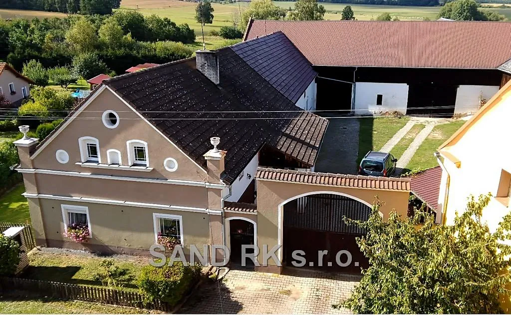 Prodej rodinného domu 234 m², pozemek 2861 m²